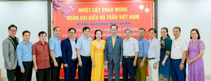 Đoàn đại biểu họ Trần Việt Nam do ông Trần Văn Sen (Anh hùng Lao động, Nghệ nhân, Chủ tịch Ban Chấp hành họ Trần Việt Nam Khóa V, Chủ tịch hội UNESCO bảo tồn văn hóa dân tộc Việt Nam, Chủ tịch kiêm Tổng Giám đốc Tập đoàn kinh tế Hương Sen, Doanh nhân văn hóa tiêu biểu theo tiêu chí UNESCO thế giới) dẫn đầu thăm và làm việc với họ Trần tỉnh Hải Dương. Ảnh: K. Duy Xứng đáng truyền thống vẻ vang