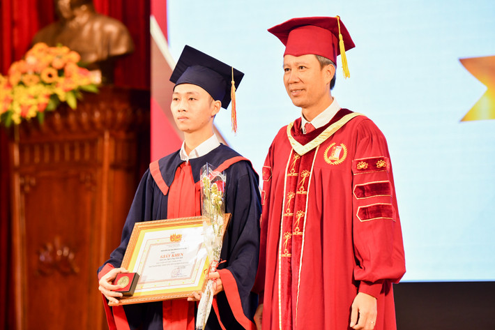GS.TS Lê Anh Tuấn tặng Giấy khen của Đại học Bách khoa Hà Nội cho sinh viên tốt nghiệp xuất sắc (Ảnh: Duy Thành) Ba nhóm yếu tố cấu thành một đại học đẳng cấp quốc tế -0