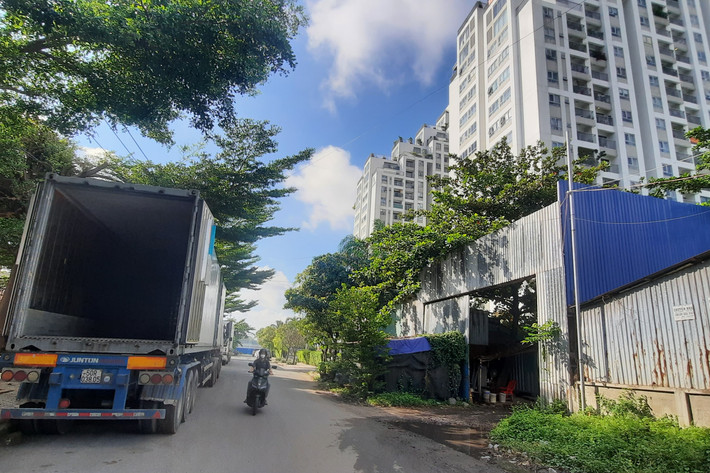 Tại tuyến đường D8 trước chung cư Lux Garden hàng ngày có nhiều xe container đậu và lưu thông. Ảnh: Quang Phương. Đoàn Đại biểu Quốc hội TP. Hồ Chí Minh đề nghị nhiều đơn vị liên quan xem xét, giải quyết vấn đề giao thông tại chung cư Luxgarden -0