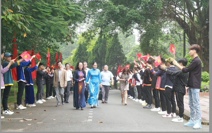 Học sinh phấn khởi chào đón các đại biểu tới dự lễ khai giảng Ấm áp lễ khai giảng Trường Dự bị Đại học Dân tộc Trung ương -0