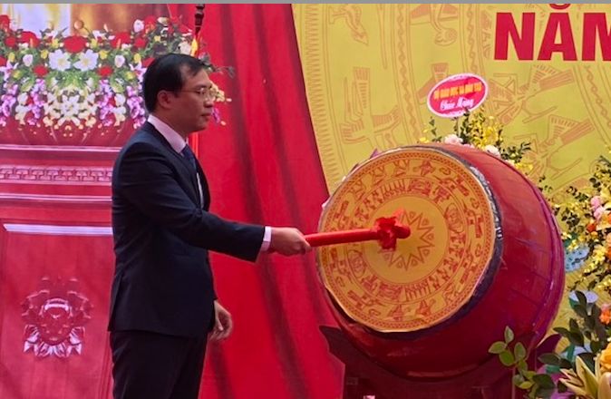 Hiệu trưởng Trường Dự bị Đại học Dân tộc Trung ương Nguyễn Tuấn Anh đánh trống khai giảng Ấm áp lễ khai giảng Trường Dự bị Đại học Dân tộc Trung ương -0
