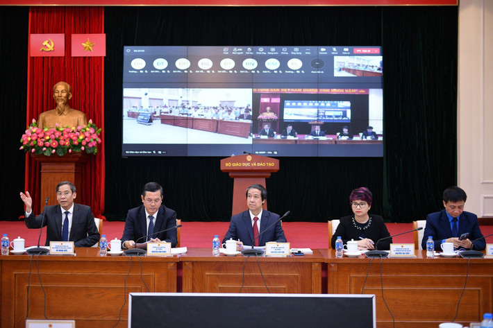 Bộ trưởng Bộ GD-ĐT gặp gỡ nhà giáo, cán bộ quản lý, nhân viên ngành Giáo dục năm 2023 (Ảnh: Bộ GD-ĐT) 12 nhiệm vụ trọng tâm của ngành giáo dục trong năm 2024 -0