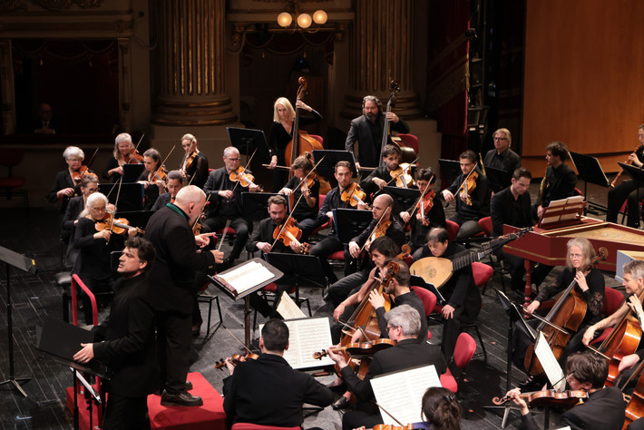 Les Musiciens du Louvre là dàn nhạc đầu tiên được mời đến biểu diễn tại Nhà hát Thành phố Vienna. Nguồn: hoguomopera.com The Mozart Concert