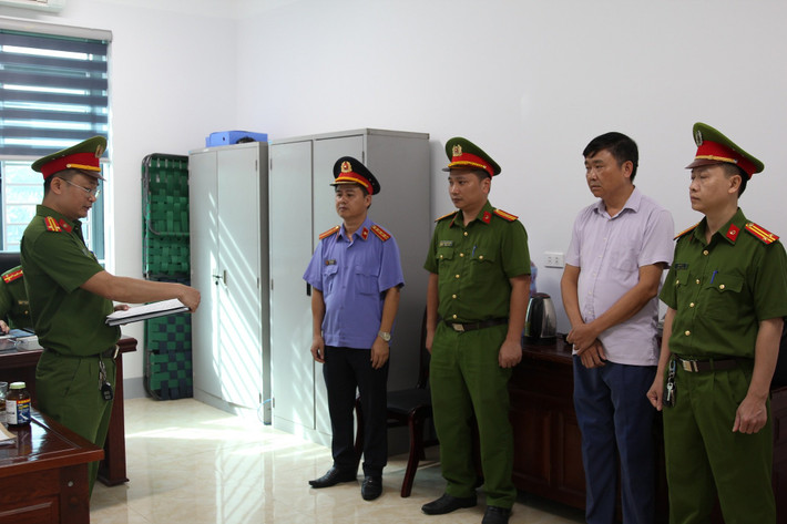 Cơ quan chức năng tống đạt quyết định khởi tố bị can đối với Nguyễn Trường Thi Vụ sai phạm quản lý đất đai tại thị xã Cửa Lò: Khởi tố thêm 3 đối tượng -0