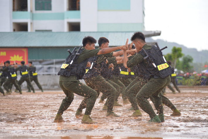 Ngoài rèn luyện điều lệnh, đội ngũ, chiến thuật tác chiến, rèn kỹ năng chiến đấu và sử dụng vũ khí, công cụ hỗ trợ là nhiệm vụ quan trọng của lực lượng CSCĐ… Ngoài kỹ rèn luyện điều lệnh, đội ngũ, chiến thuật, công tác rèn năng chiến đấu và sử dụng vũ khí, công cụ hỗ trợ, công tác phòng cháy và cứu nạn, cứu hộ cũng là nhiệm vụ quan trọng của lực lượng CSCĐ…