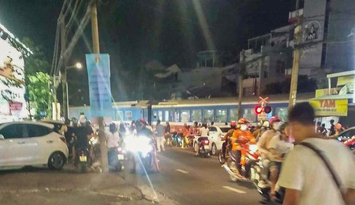 Vụ va chạm giữa xe ô tô bán tải và tàu hoả trên đường Phạm Văn Thuận, TP. Biên Hoà khiến 2 người chết, 3 người bị thương Đồng Nai: Khẩn trương điều tra, làm rõ vụ va chạm giữa xe bán tải với tàu hoả khiến 2 người tử vong