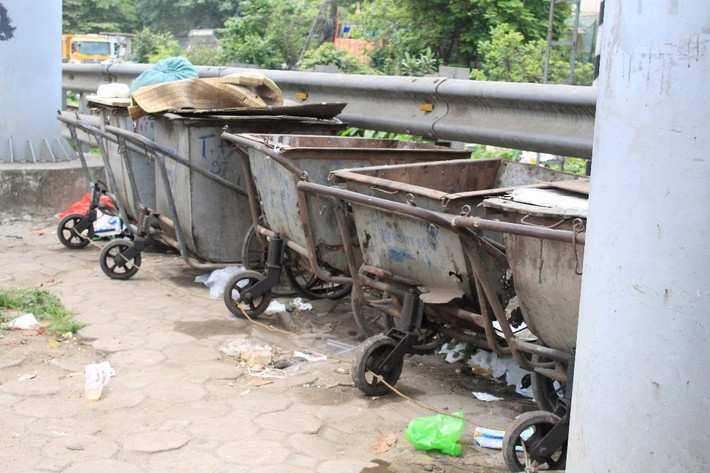 Bãi tập kết rác dưới chân cầu Ngọc Hồi Bãi tập kết rác dưới chân cầu Ngọc Hồi