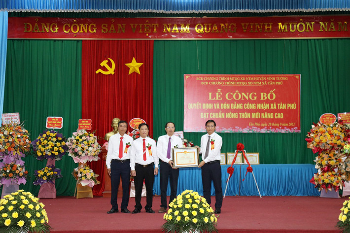 Thừa ủy quyền của Chủ tịch UBND tỉnh, Bí thư Huyện ủy, Chủ tịch HĐND huyện Nguyễn Xuân Quang đã trao Bằng công nhận cho Đảng bộ, chính quyền và nhân dân xã Tân Phú Xã Tân Phú, huyện Vĩnh Tường: Đạt chuẩn nông thôn mới nâng cao -0