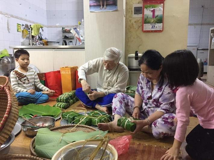 Nhà lãnh đạo có tư duy khoa học biện chứng, chiều sâu lý luận uyên bác và thực tiễn phong phú ảnh 1 Tổng Bí thư, Chủ tịch nước Nguyễn Phú Trọng và Phu nhân Ngô Thị Mận cùng các cháu quây quần gói bánh chưng ngày 27 Tết Kỷ Hợi 2019