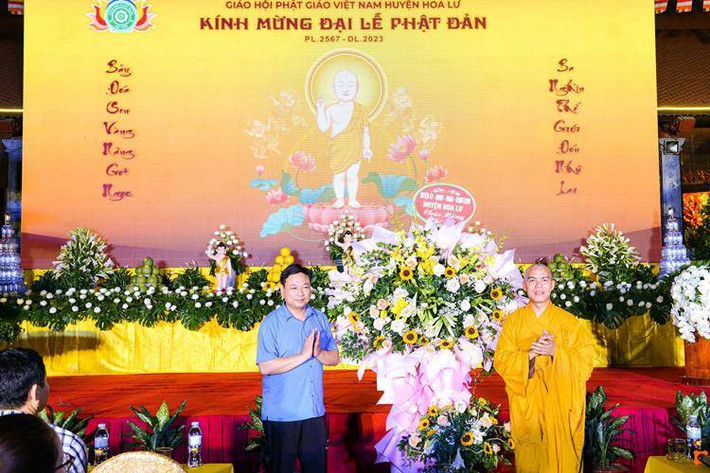 Ông Hoàng Ngọc Hòa - Ủy viên Ban Thường vụ Huyện ủy, Phó chủ tịch UBND huyện Hoa Lư kính dâng lẵng hoa tới Đại lễ Phật giáo Cố đô Hoa Lư - Ninh Bình kính mừng Đại lễ Phật đản PL. 2567- DL. 2023 -0