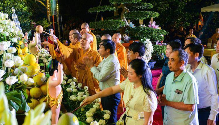 Tại buổi lễ, Chư Tôn đức cùng hội chúng trang nghiêm tôn kính thực hiện nghi thức tắm Phật truyền thống Phật giáo Cố đô Hoa Lư - Ninh Bình kính mừng Đại lễ Phật đản PL. 2567- DL. 2023 -0