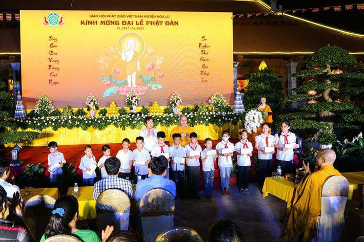 Các học sinh học giỏi xuất sắc được Ban tổ chức tặng quà Phật giáo Cố đô Hoa Lư - Ninh Bình kính mừng Đại lễ Phật đản PL. 2567- DL. 2023 -0