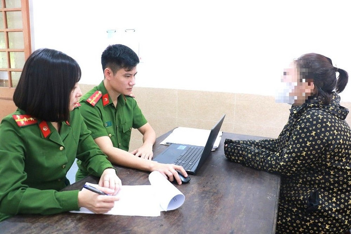 Bị can Trần Thị Phượng tại cơ quan điều tra (Ảnh: Công an Nghệ An) Nghệ An: Thành lập công ty để mua bán trái phép hoá đơn, nữ giám đốc bị khởi tố -0