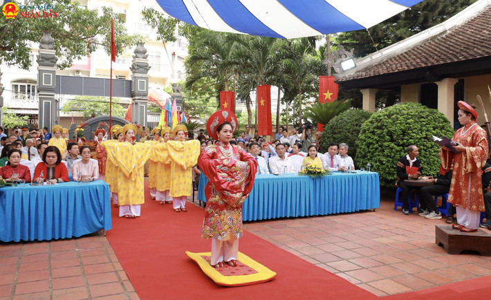 Đội tế Nữ Quan cúng tế các Vua Hùng tại Đình Lạc Giao ngày giỗ Tổ Hùng Vương 10.3. Ảnh: Khánh Ngân Đội tế Nữ Quan cúng tế các Vua Hùng tại Đình Lạc Giao ngày giỗ Tổ Hùng Vương 10.3. Ảnh: Khánh Ngân