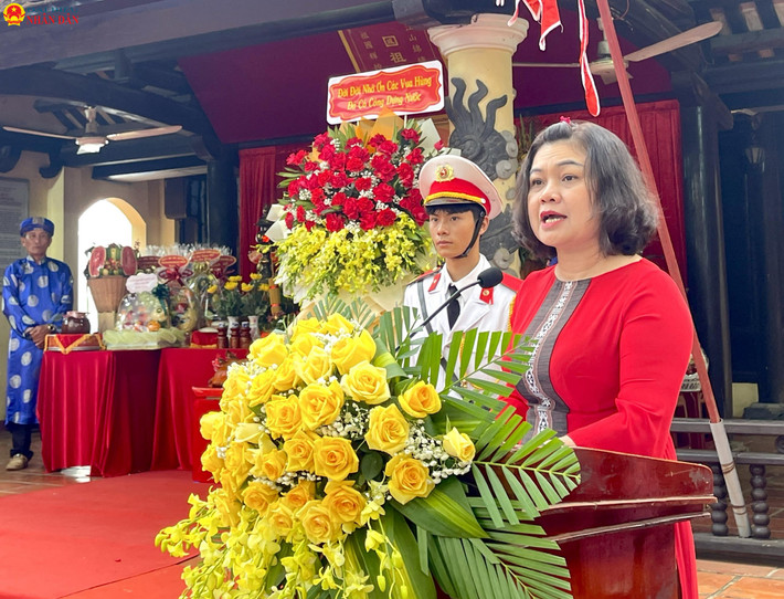 Phó Chủ tịch UBND tỉnh Đắk Lắk H'Yim Kđoh bày tỏ lòng thành kính và kính cáo. Ảnh: Khánh Ngân Phó Chủ tịch UBND tỉnh Đắk Lắk H'Yim Kđoh bày tỏ lòng thành kính và kính cáo. Ảnh: Khánh Ngân