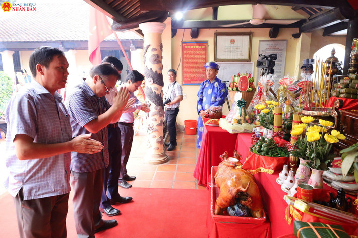 Các lãnh đạo tỉnh Đắk Lắk kính dâng hương tưởng nhớ Vua Hùng. Ảnh: Kim Bảo - Cổng TTĐT Đăk Lăk Các lãnh đạo tỉnh Đắk Lắk kính dâng hương tưởng nhớ Vua Hùng. Ảnh: Kim Bảo - Cổng TTĐT Đăk Lăk