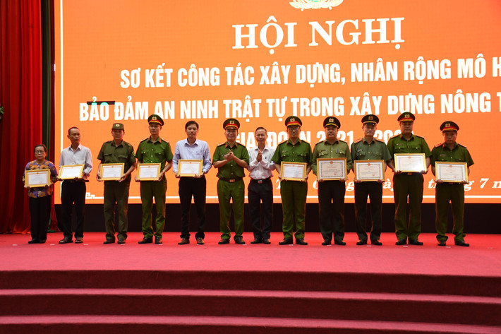 Tập thể, cá nhân được khen thưởng tại Hội nghị Tiền Giang: Đảm bảo an ninh, trật tự để xây dựng nông thôn mới -0