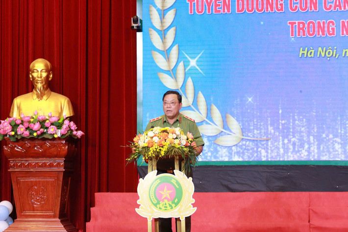 Bí thư Đảng ủy, Giám đốc Công an thành phố Trung tướng Nguyễn Hải Trung phát biểu tại buổi Lễ. Công an Hà Nội tuyên dương con em cán bộ chiến sỹ đạt thành tích cao trong học tập -0