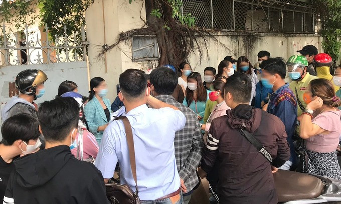 Người dân đến trụ sở công an TP.Hồ Chí Minh trình báo sàn CoolCat lừa đảo Nguồn: ITN Người dân đến trụ sở công an TP.Hồ Chí Minh trình báo sàn CoolCat lừa đảo Nguồn: ITN