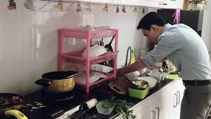 Gần 1/5 nam giới thậm chí không hề dành chút thời gian nào cho việc nhà. Gần 1/5 nam giới thậm chí không hề dành chút thời gian nào cho việc nhà.