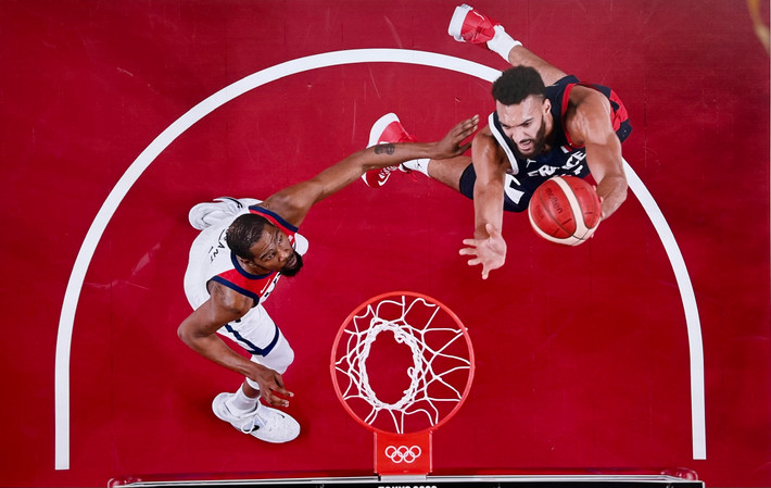 VĐV Rudy Gobert (phải) của Pháp thực hiện pha lên rổ, vượt qua VĐV Kevin Wayne Durant của Mỹ trong trận chung kết bóng rổ nam giữa Pháp và Mỹ, Olympics Tokyo 2020, 7.8.2021. Ảnh: Aris Messinis/Pool/AFP Khai mạc triển lãm “Đường tới Olympic 2024” -0
