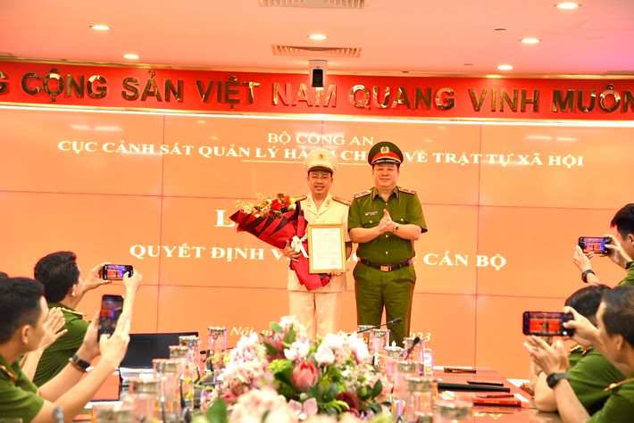 Cục trưởng C06, Bộ Công an, Thiếu tướng Nguyễn Quốc Hùng chúc mừng thượng tá Nguyễn Thành Vĩnh nhận nhiệm vụ Giám đốc Trung tâm dữ liệu quốc gia về dân cư. Thượng tá Nguyễn Thành Vĩnh làm Giám đốc Trung tâm dữ liệu quốc gia về dân cư -0