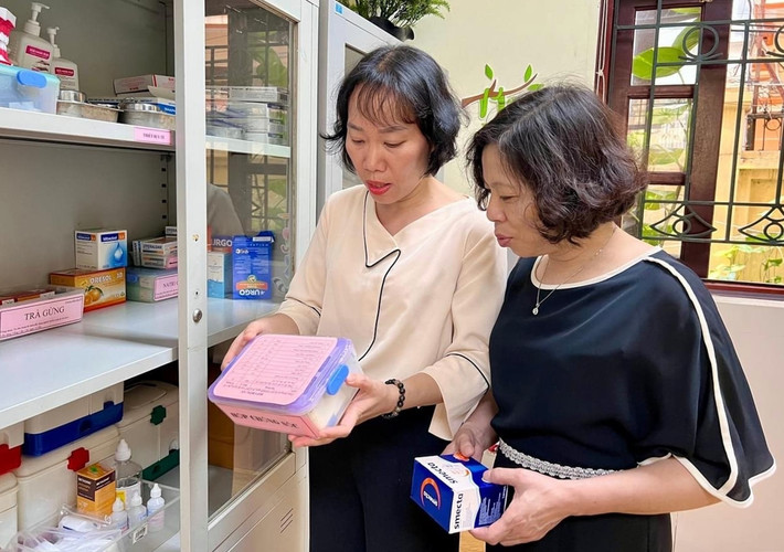 Cán bộ Trung tâm Y tế quận Hai Bà Trưng kiểm tra công tác phòng, chống dịch bệnh trong trường học Hà Nội xuất hiện 11 ổ dịch sốt xuất huyết mới -0