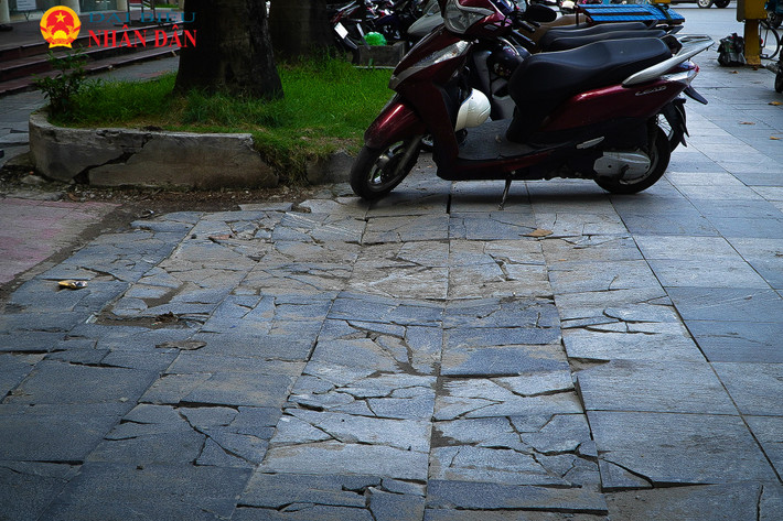 Tại ngã tư Quang Trung – Vạn Phúc (quận hà Đông), nhiều đoạn vỉa hè đã bị nứt vỡ, hư hỏng nghiêm trọng Hàng loạt vỉa hè lát đá “độ bền 70 năm” tại nhiều tuyến phố Hà Nội xuống cấp nghiêm trọng -0