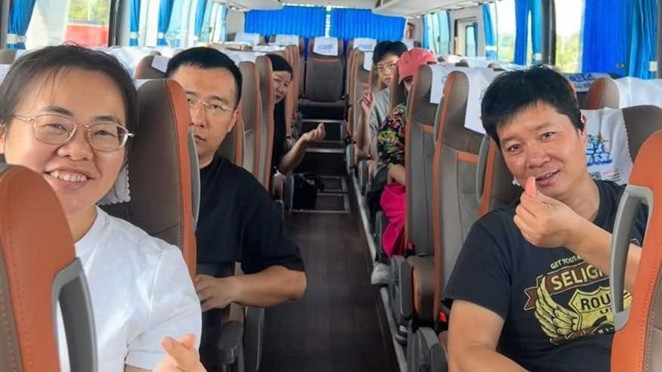 Hành khách trên chuyến xe chuyên tuyến bến xe Phong Linh - Nam Ninh (Trung Quốc) – bến xe Bãi Cháy – Hạ Long (Việt Nam) Hành khách trên chuyến xe chuyên tuyến bến xe Phong Linh - Nam Ninh (Trung Quốc) – bến xe Bãi Cháy – Hạ Long (Việt Nam)