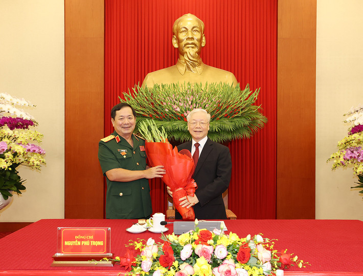 Thứ trưởng Bộ Quốc phòng, Thượng tướng Lê Huy Vịnh thay mặt tuổi trẻ Quân đội tặng hoa Tổng Bí thư, Bí thư Quân ủy Trung ương Nguyễn Phú Trọng. Ảnh: Trí Dũng Thanh niên Quân đội: Thi đua rèn đức, luyện tài, xung kích, sáng tạo, xứng danh Bộ đội cụ Hồ -0