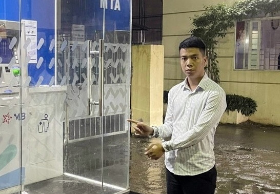 Đối tượng Nguyễn Văn Phương được lực lượng chức năng yêu cầu thực hiện lại hành vi phạm tội Lái xe taxi “dù” chiếm đoạt tiền của du khách nước ngoài -0