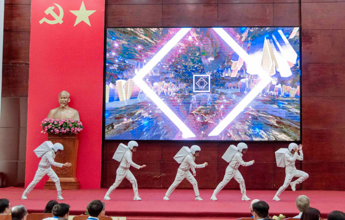 Nhiều tiết mục văn nghệ mới lạ, hấp dẫn diễn ra tại lễ khai mạc kể lại cuộc sống của các phi hành gia Lần đầu tiên tổ chức Tuần lễ Nasa ở một quốc gia Đông Nam Á -0