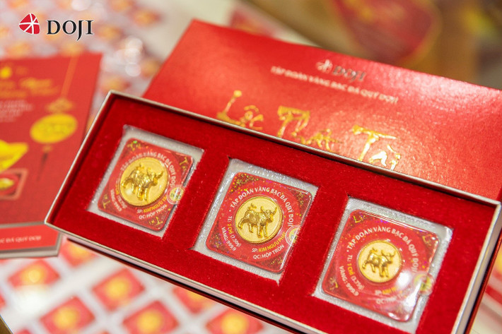 Sản phẩm Đồng vàng Kim Ngưu Chiêu Tài mang tới nhuệ khí cho gia chủ, khởi đầu một năm mới tài vận tốt tươi, sự nghiệp vững bền và tài lộc vượng phát. Sản phẩm Đồng vàng Kim Ngưu Chiêu Tài mang tới nhuệ khí cho gia chủ, khởi đầu một năm mới tài vận tốt tươi, sự nghiệp vững bền và tài lộc vượng phát.