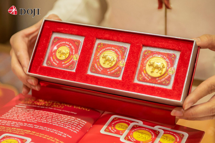 Sản phẩm Đồng vàng Kim Ngưu Phát Lộc biểu tượng cho sự vững vàng, mạnh mẽ mang tới vạn sự may mắn, thuận lợi, phú quý phát tài cho người sở hữu. Sản phẩm Đồng vàng Kim Ngưu Phát Lộc biểu tượng cho sự vững vàng, mạnh mẽ mang tới vạn sự may mắn, thuận lợi, phú quý phát tài cho người sở hữu.