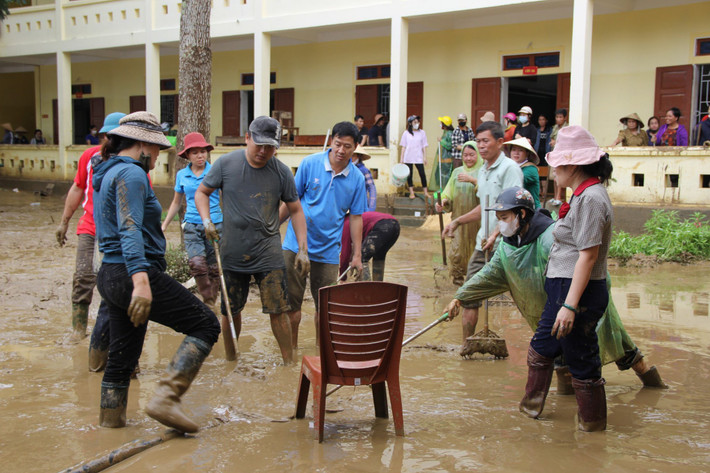 Nỗ lực dọn dẹp bùn đất sau mưa lũ. Ảnh: Việt Hòa Nỗ lực dọn dẹp bùn đất sau mưa lũ - Ảnh: Việt Hòa