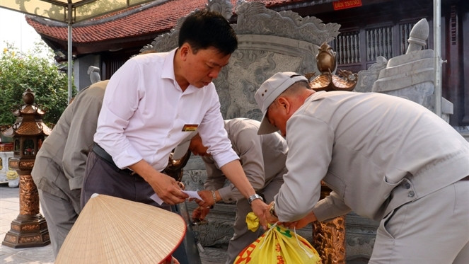 Tiền công đức ở Di tích đền Cửa Ông được các tổ thu gom, niêm phong trước khi chuyển đi kiểm đếm. Nguồn: Baoquangninh.vn Tiền công đức ở Di tích đền Cửa Ông được các tổ thu gom, niêm phong trước khi chuyển đi kiểm đếm - Nguồn: Baoquangninh.vn