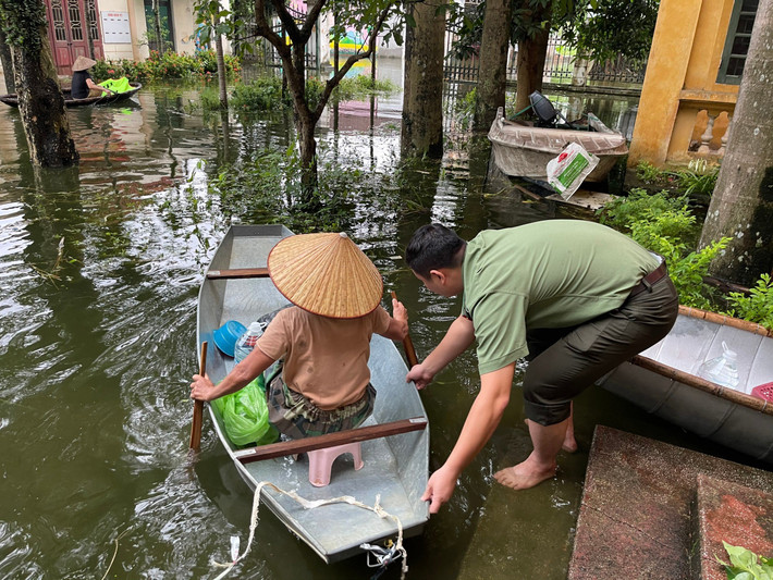 Lực lượng Công an hỗ trợ đưa người dân đến nơi an toàn. Lực lượng Công an hỗ trợ đưa người dân đến nơi an toàn.