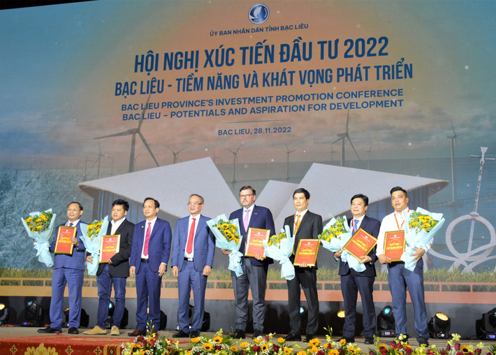 Lãnh đạo Bạc Liêu trao hoa và Chủ trương đầu tư cho các doanh nghiệp Bạc Liêu trao Quyết định chủ trương đầu tư cho 7 doanh nghiệp -0