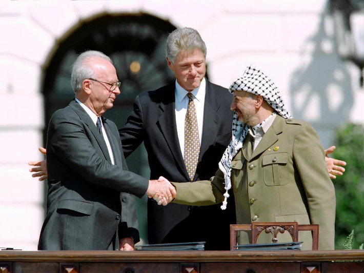 Tổng thống Mỹ Bill Clinton đứng giữa lãnh đạo PLO Yasser Arafat (phải) và Thủ tướng Israel Yitzhak Rabin tại Nhà Trắng khi hai nhà lãnh đạo bắt tay nhau lần đầu tiên sau khi ký Hiệp định Oslo vào ngày 13.9.1993. Ảnh: AFP Tại sao giải pháp hai nhà nước chưa thành hiện thực? -0