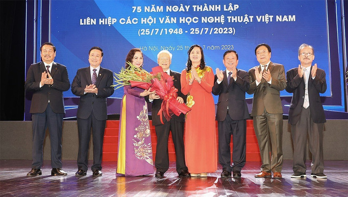 ĐỘI NGŨ VĂN NGHỆ SỸ NƯỚC NHÀ CẦN TIẾP TỤC PHÁT HUY TRUYỀN THỐNG VẺ VANG, ĐẨY MẠNH ĐỔI MỚI SÁNG TẠO, ĐÁP ỨNG TỐT HƠN NỮA YÊU CẦU CỦA SỰ NGHIỆP CHẤN HƯNG VĂN HOÁ, XÂY DỰNG CON NGƯỜI VIỆT NAM TRONG THỜI KỲ MỚI ảnh 3 ĐỘI NGŨ VĂN NGHỆ SỸ NƯỚC NHÀ CẦN TIẾP TỤC PHÁT HUY TRUYỀN THỐNG VẺ VANG, ĐẨY MẠNH ĐỔI MỚI SÁNG TẠO, ĐÁP ỨNG TỐT HƠN NỮA YÊU CẦU CỦA SỰ NGHIỆP CHẤN HƯNG VĂN HOÁ, XÂY DỰNG CON NGƯỜI VIỆT NAM TRONG THỜI KỲ MỚI -2