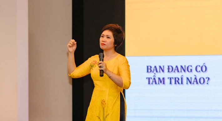 Tiến sĩ danh dự, chuyên gia tâm lý Bùi Thu Hiền trong một chương trình đào tạo “Thực hành những gì mình dạy là tôn chỉ của nhà đào tạo” -0