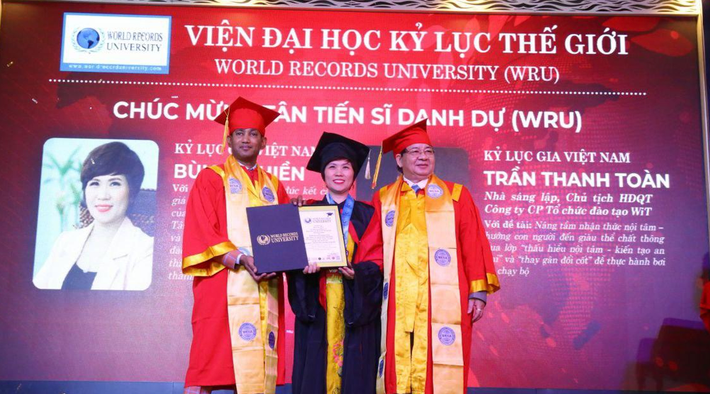 Viện trưởng Bùi Thu Hiền nhận bằng Tiến sĩ danh dự Viện Đại học Kỷ lục thế giới với luận án nghiên cứu trong 12 năm: "Nghiên cứu, ứng dụng đúc kết những trí tuệ cổ xưa của nhân loại thành triết lý giáo dục Tâm Tầm Tài đưa vào ứng dụng, đào tạo, giảng dạy” “Thực hành những gì mình dạy là tôn chỉ của nhà đào tạo” -0