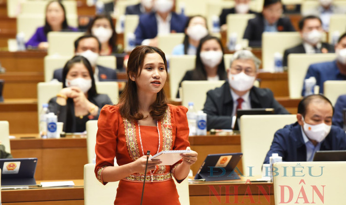 ĐBQH Nàng Xô Vi (Kon Tum) chất vấn Ảnh: Quang Khánh ĐBQH Nàng Xô Vi (Kon Tum) chất vấn Ảnh: Quang Khánh
