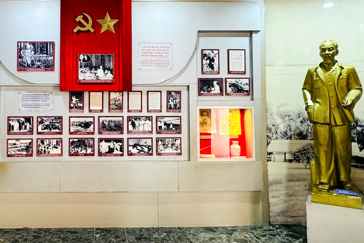 Bảo tàng lưu giữ những hình ảnh tư liệu đầy đủ thông tin về Chủ tịch Hồ Chí Minh từ lúc ở quê nhà Nghệ An đến khi lên tàu rời quê hương đi tìm đường cứu nước Hình ảnh Bác Hồ tại nơi Người ra đi tìm đường cứu nước -0