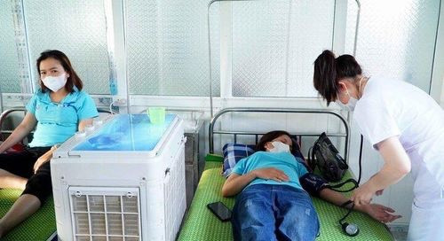 Các công nhân sau đó được đưa đi thăm khám tại các cơ sở y tế Nghệ An: Hơn 70 công nhân nghi bị ngộ độc sau bữa ăn trưa -0