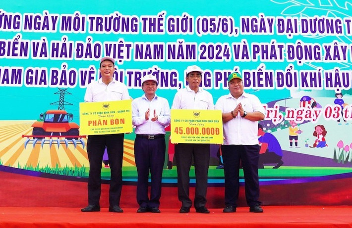 Nhiều hoạt động hưởng ứng ngày Môi trường thế giới ảnh 1 Công ty CP Phân bón Bình Điền và Công ty CP Bình Điền – Quảng Trị trao tặng 45 suất quà cho 45 hội viên nông dân có hoàn cảnh khó khăn trên địa bàn tỉnh Quảng Trị. Ảnh: Ngọc Vân