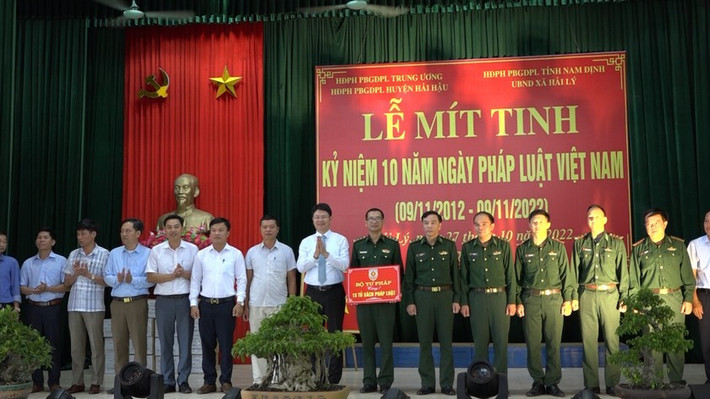 Thứ trưởng Bộ Tư pháp Nguyễn Thanh Tịnh trao tặng 15 tủ sách pháp luật cho các đồn biên phòng và một số địa phương trên địa bàn tỉnh Nam Định Các hoạt động hưởng ứng Ngày Pháp luật Việt Nam ngày càng thực chất, hiệu quả -0