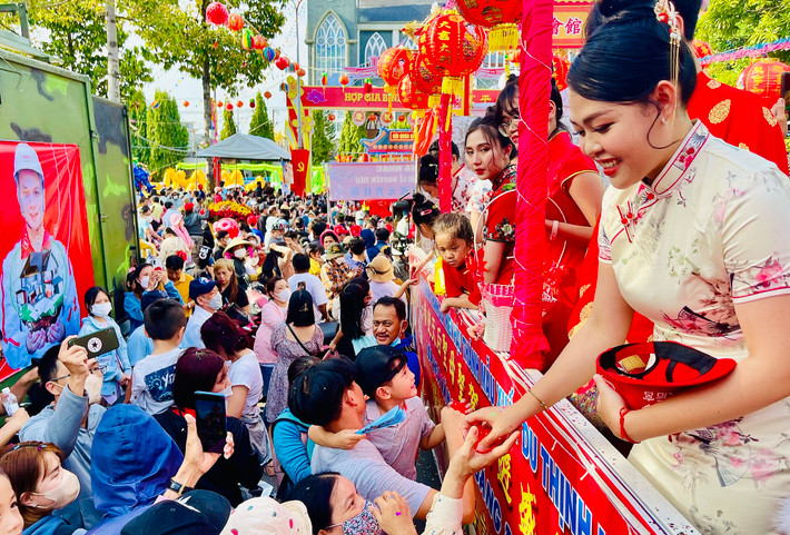 Nhiều cô gái hoá thân thành "tiên nữ" phát lộc cho các du khách tại lễ rước cộ Bà Thiên Hậu Bình Dương Hàng vạn người tham gia Lễ rước kiệu Bà Thiên Hậu ở Bình Dương
