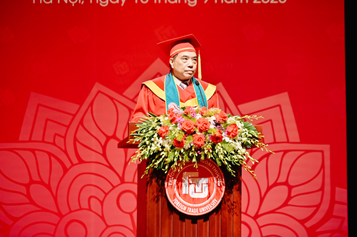 PGS.TS Bùi Anh Tuấn, Hiệu trưởng Trường ĐH Ngoại thương phát biểu tại buổi lễ 70% sinh viên Trường ĐH Ngoại thương tốt nghiệp loại xuất sắc và giỏi -0