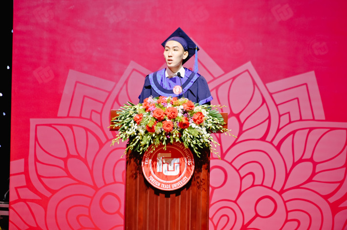 Em Lê Nhật Hoàng - Thủ khoa Chương trình tiên tiến Kinh tế đối ngoại, Khóa 58 đại diện các tân cử nhân phát biểu 70% sinh viên Trường ĐH Ngoại thương tốt nghiệp loại xuất sắc và giỏi -0